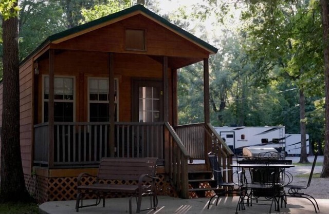Deluxe Cabin - Jetted Tub - Deluxe Cabin (w/Bathroom) - Jetted Tub Cabin Mini lodge! Near fishing pond nature trail. Bathroom has a Jetted-tub with a shower. Very relaxing. In the back of the park. Watch the ducks swim in the catfish pond. Time to r