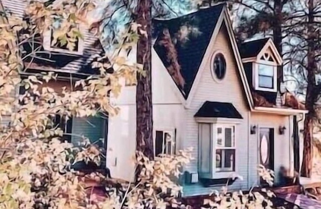 Deluxe Cottage Chalet #3 - Private Deck, BBQ, Cozy & Clean!