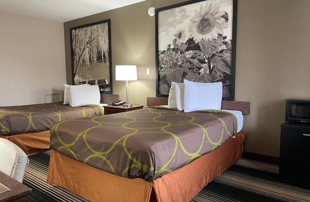Deluxe Inn & Suites