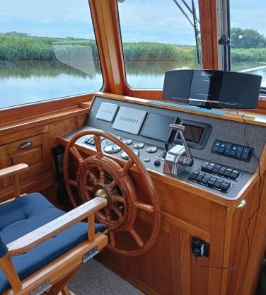 Deluxe romantic boat