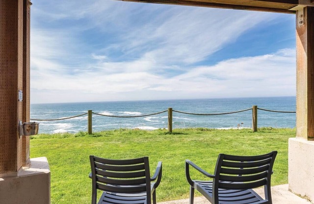 Depoe Bay Condo! Right on the Ocean! Fantastic Views! (Nights 5, 6 &7 only $50)