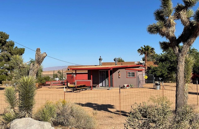 Desert Cabin near Joshua Tree National Park and Sand to Snow Monument