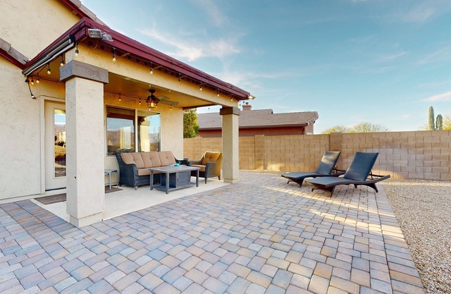 Desert escape with gorgeous mountain view, pool, spa & expansive patio