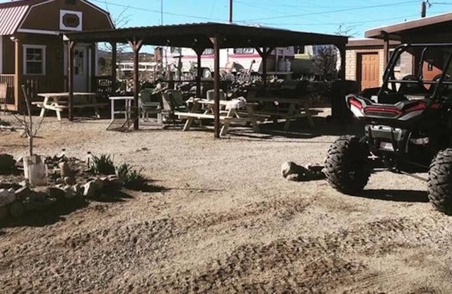 Desert Farmhouse Glamping- SkyWalk, Lake Mead, Site Seeing, Hiking, Fishing