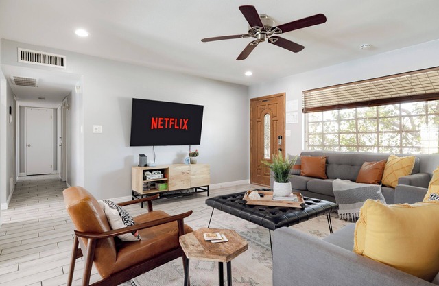 Desert Jewel. Heated Pool + Hot Tub + Game Room. Sleeps 12. Old Town Scottsdale