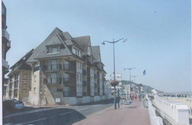 Design and bright apartment located 30 m from the sea and 100 m from the city center