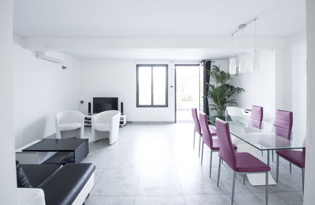 Design apartment with garden in a villa in Marseille, Pointe Rouge harbour