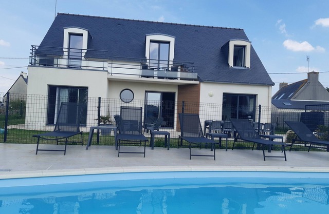Design villa, heated and private pool 300 m away from the sea in para-hotellerie