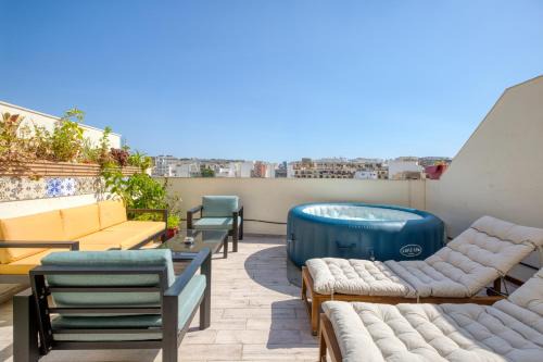 Designer 5 Star Garden Penthouse Hot Tub Marina Skyline