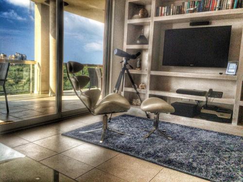 Designer Condo - Sleeps 6 with Sauna