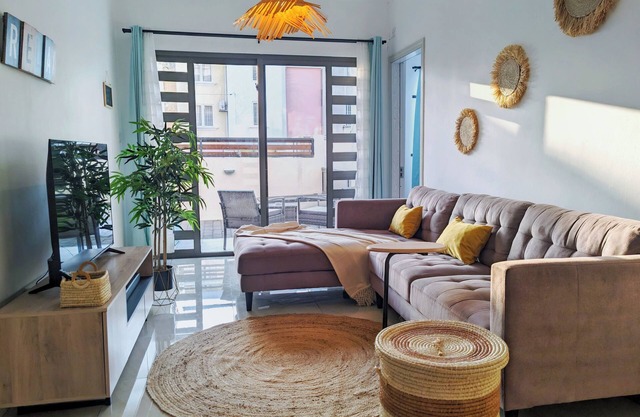 Designer Luxury 3 beds with pool, patio & sundowners