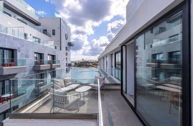 Designer seaside 2BR APT with WIFI/AC & comfy beds