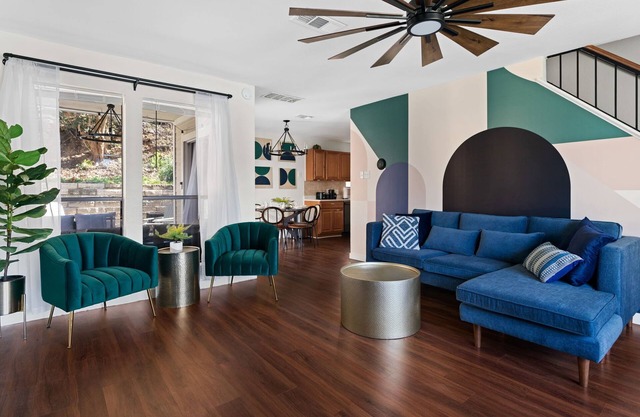Designer townhome NW Austin, Domain-fully loaded coffee bar, fire pit, s'mores!