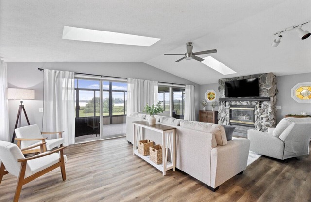 Desirable Bay Front Home-3BRD