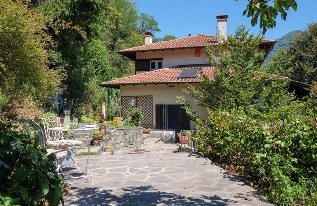Detached 9½ room house with terrace, garden pond and fitness room
