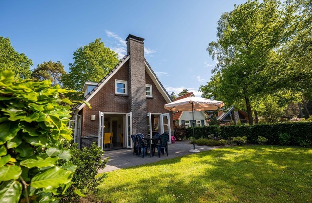 Detached bungalow on the water with 4 bedrooms