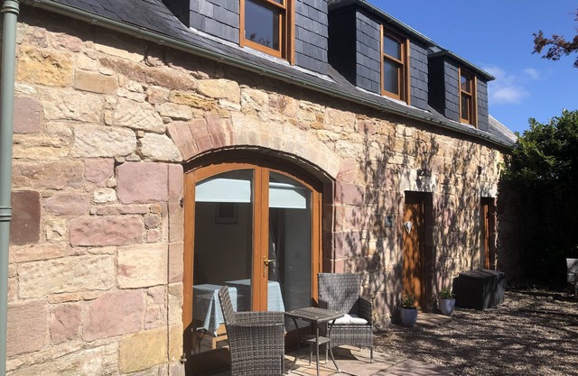 Detached coach house in grounds of listed Manse, Pittenweem