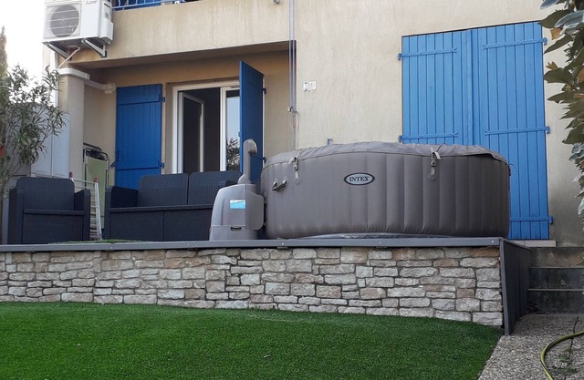 DETACHED HOUSE IN ROQUEBRUNE 3 MINUTES FROM THE LAKE BY CAR