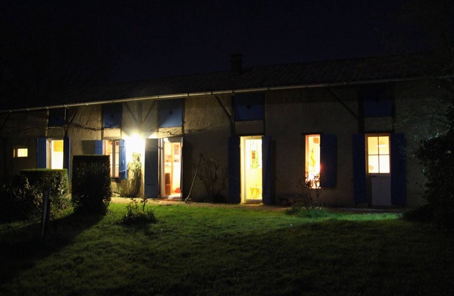 Detached house in "plain" countryside and "plain" foot colors and fantasies .