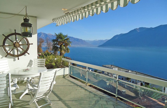 Detached house with swimming pool on an elevated hillside with magnificent panoramic views