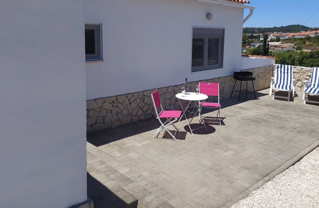 Detached one bedroom cottage with private parking