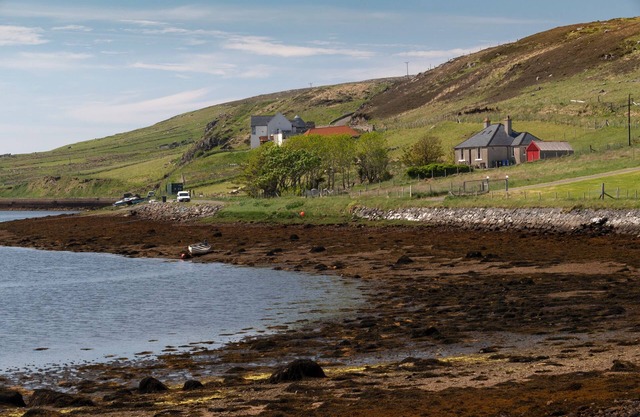 Detached spacious Isle of Lewis cottage in tranquil position with loch view