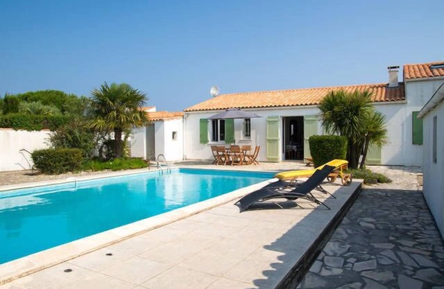 Detached villa with pool in Loix