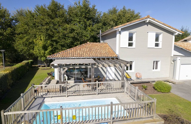 Detached wooden house with swimming pool near Seignosse/Hossegor