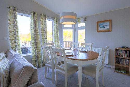 Devon Bliss - Pool View Lodge - Spa Resort in Devon