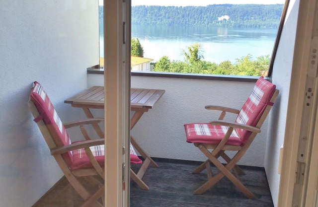 DG Apartment with fantastic lake and Alps.