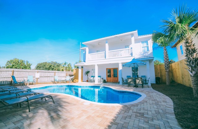 "Diamonds in the Sand" | 2 Kitchens | Pool | Golf Cart