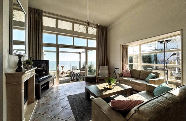 Dike villa in Makkum overlooking the IJsselmeer