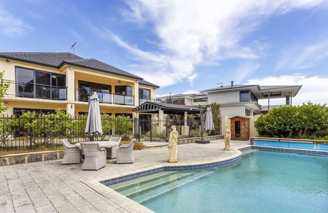 Direct access to the Swan River, pool & theatre room. Free WIFI and parking.