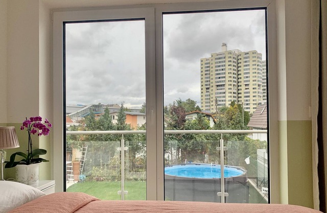 Direct by Subway U6, garden, pool, Patio, 6 rooms