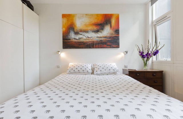 Discover Riverside Comfort at Tate Britain: Stylish 1-Bed Apartment (Sleeps 4)