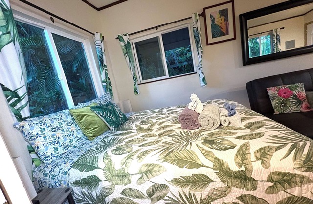 Discover Tranquility at Palm Studio: Your Gateway to Nature in Hilo Town!
