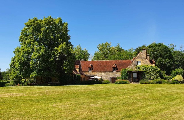 Discreet manor house for 13 guests (tennis/pool/cinema lounge/35-hour service)