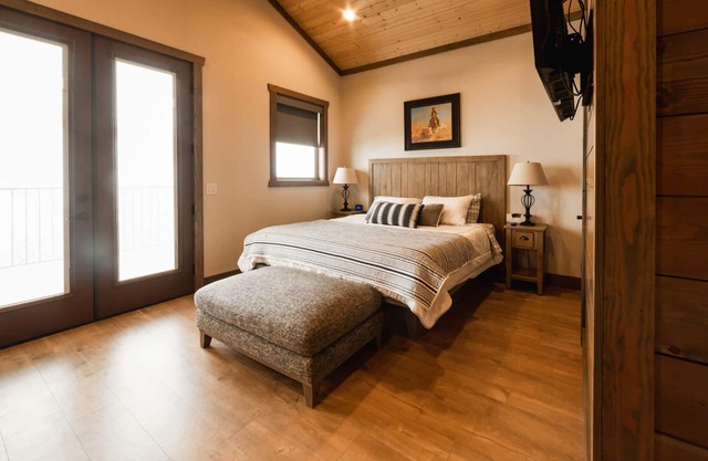 DMR Cabin 3 | Two-Level | Max Capacity 5