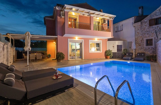 Doctors House: Private pool, Kassiopi centre, WiFi, A/C, sleeps 6