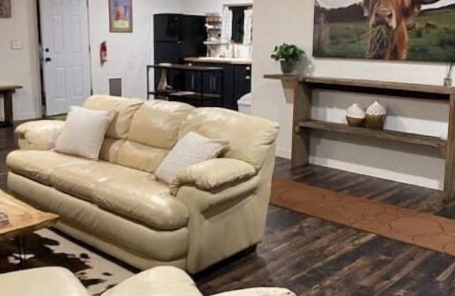 Dog Friendly 2-bdrm/1-ba with clawfoot tub, close to Applegate Valley Wineries.