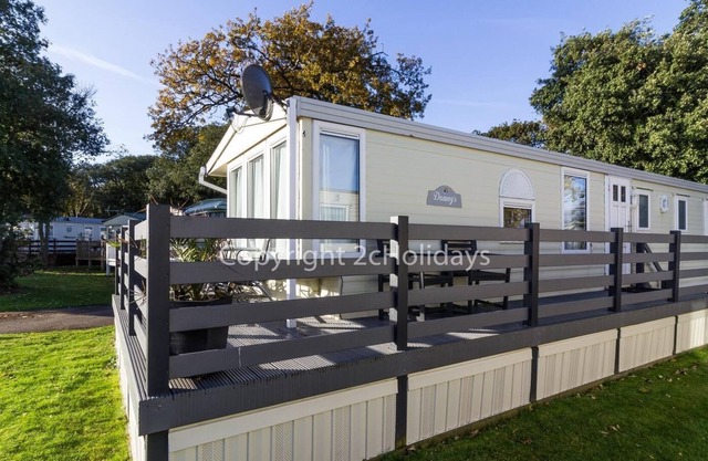 Dog friendly caravan for hire by a beautiful beach in Suffolk ref 32024AZ