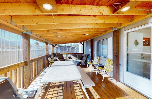 Dog-friendly cottage w/full kitchen, deck, & firepit - near playground & beach