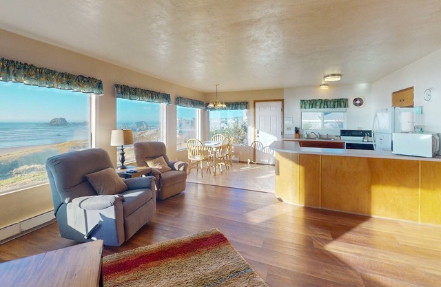 Dog-friendly cottage on the bluff with unobstructed ocean views