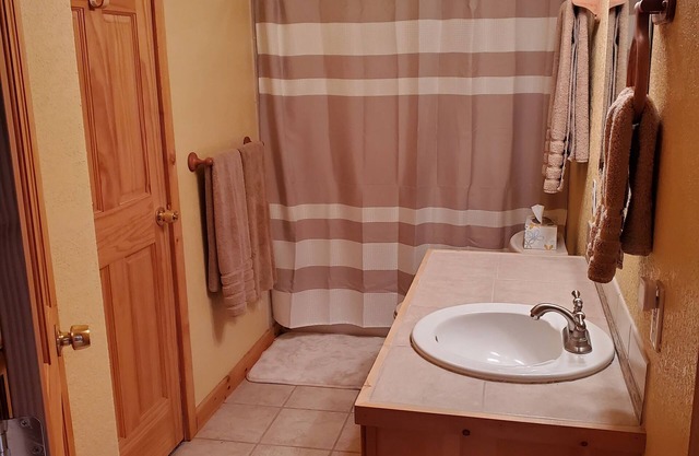 Dog Friendly, Cozy 3 Bdrm Cabin in the Woods