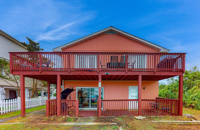 Dog-friendly Fenwick Island home with wood stove & beach access – walk to shops