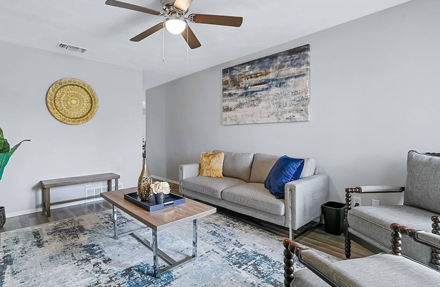 Dog-friendly home with enclosed backyard, washer/dryer & AC - walk to dining