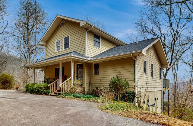 Dog-friendly house w/gorgeous mountain views, deck & hot tub