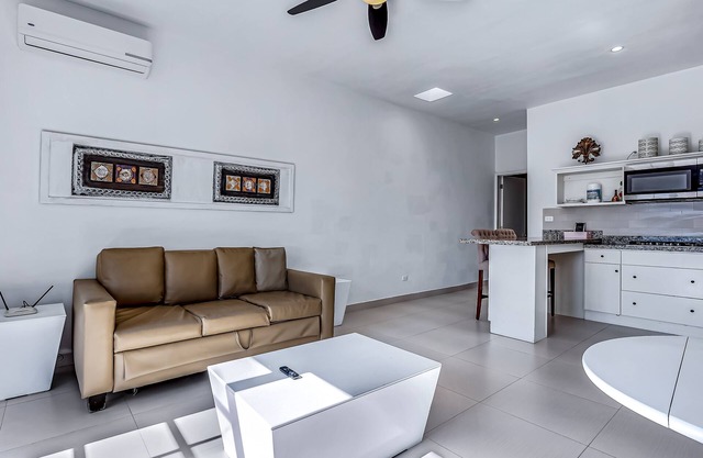 Dog-friendly suite with kitchenette, heated outdoor pool, hot tub, terrace, AC