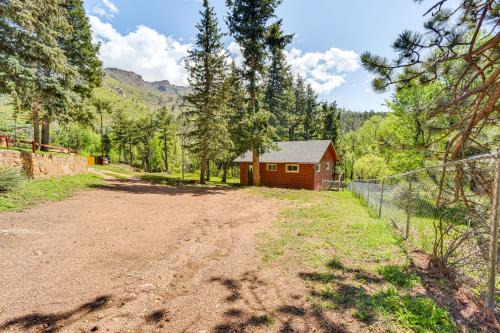 Dog Friendly Cabin with Yard and Mtn Views in Cascade
