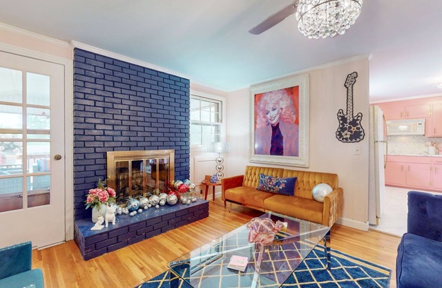 DOLLY DREAM HOUSE featuring Dolly Parton, Taylor Swift, Johnny Cash & Nashville